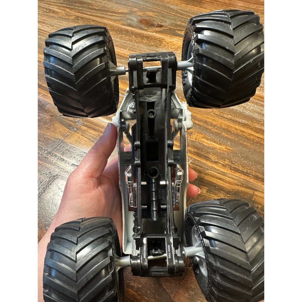 Monster Jam Zombie Monster Truck 1:24 Scale Die-Cast Toy Vehicle 2021 BKT Tires - Picture 8 of 11